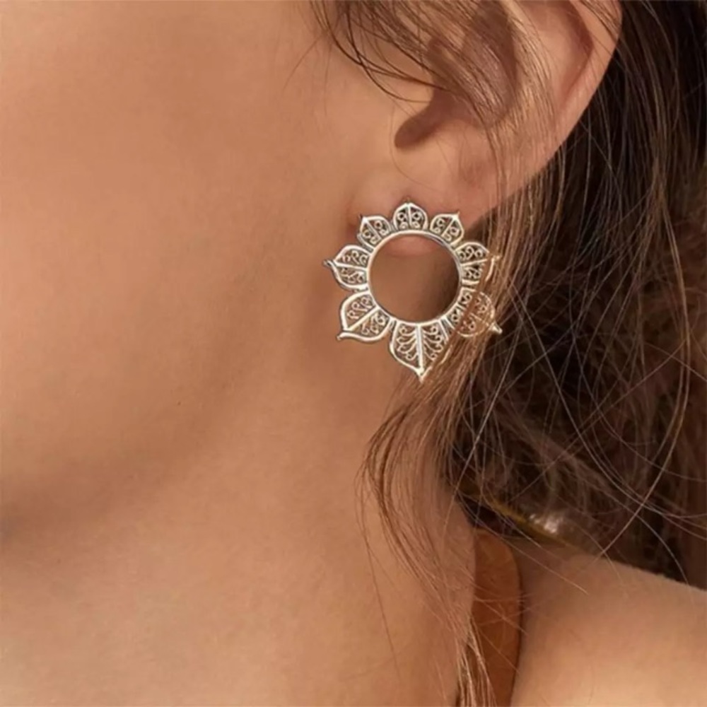 Last one! Boho silver Sunflower Stud Earrings - Picture 1 of 9